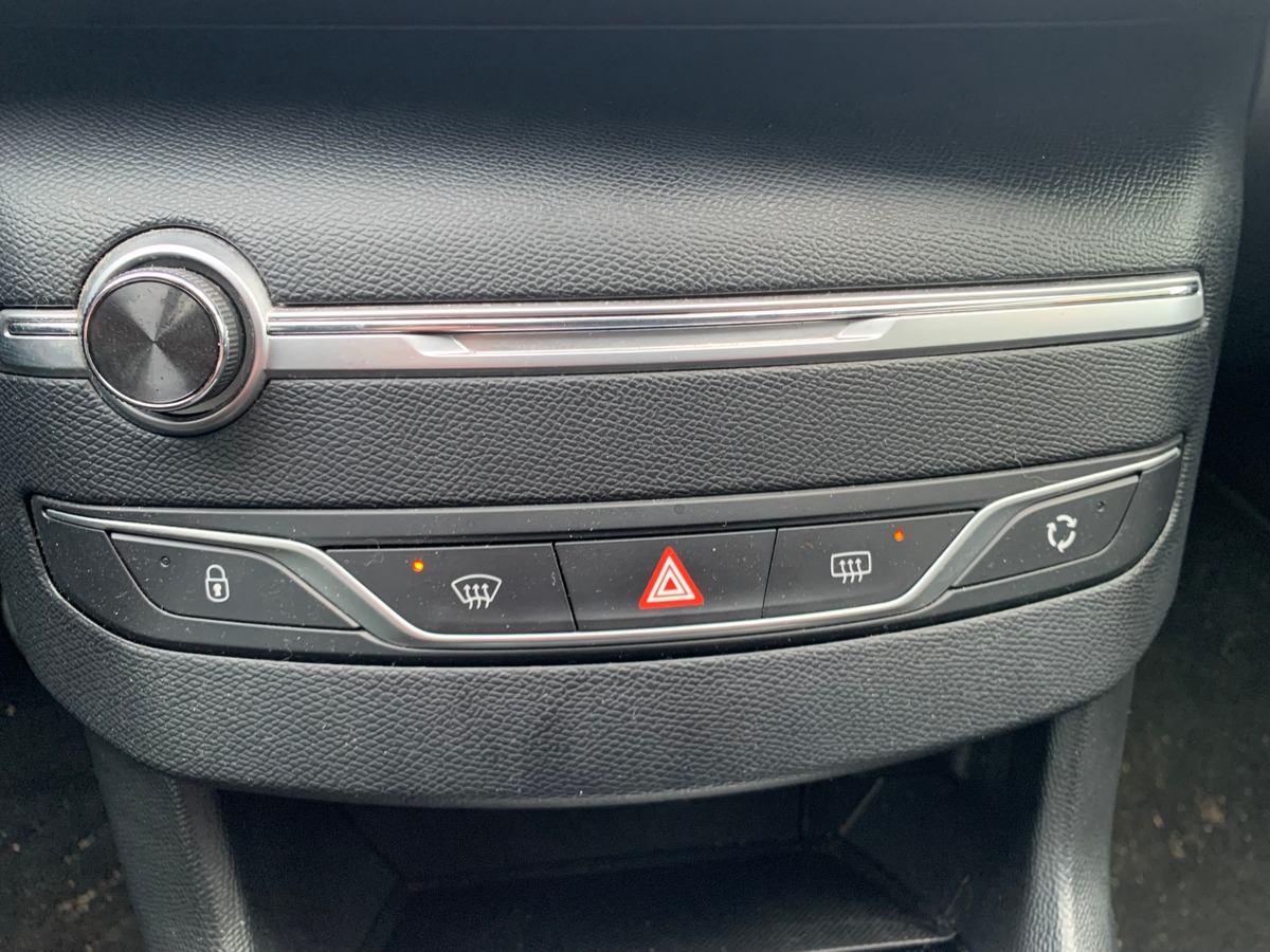 Peugeot 308 100 ch | Pack Attelage | Régulateur vitesse | Jantes Alu | Radar stationnement arriére