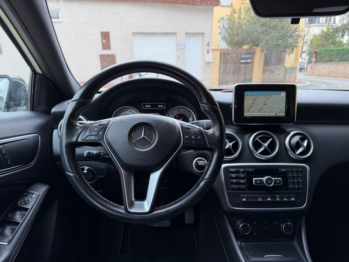 Mercedes Benz Classe A 200 1.6 i 156 CV / Jantes Noires / Pack Black / Sensation / Caméra de Recul
