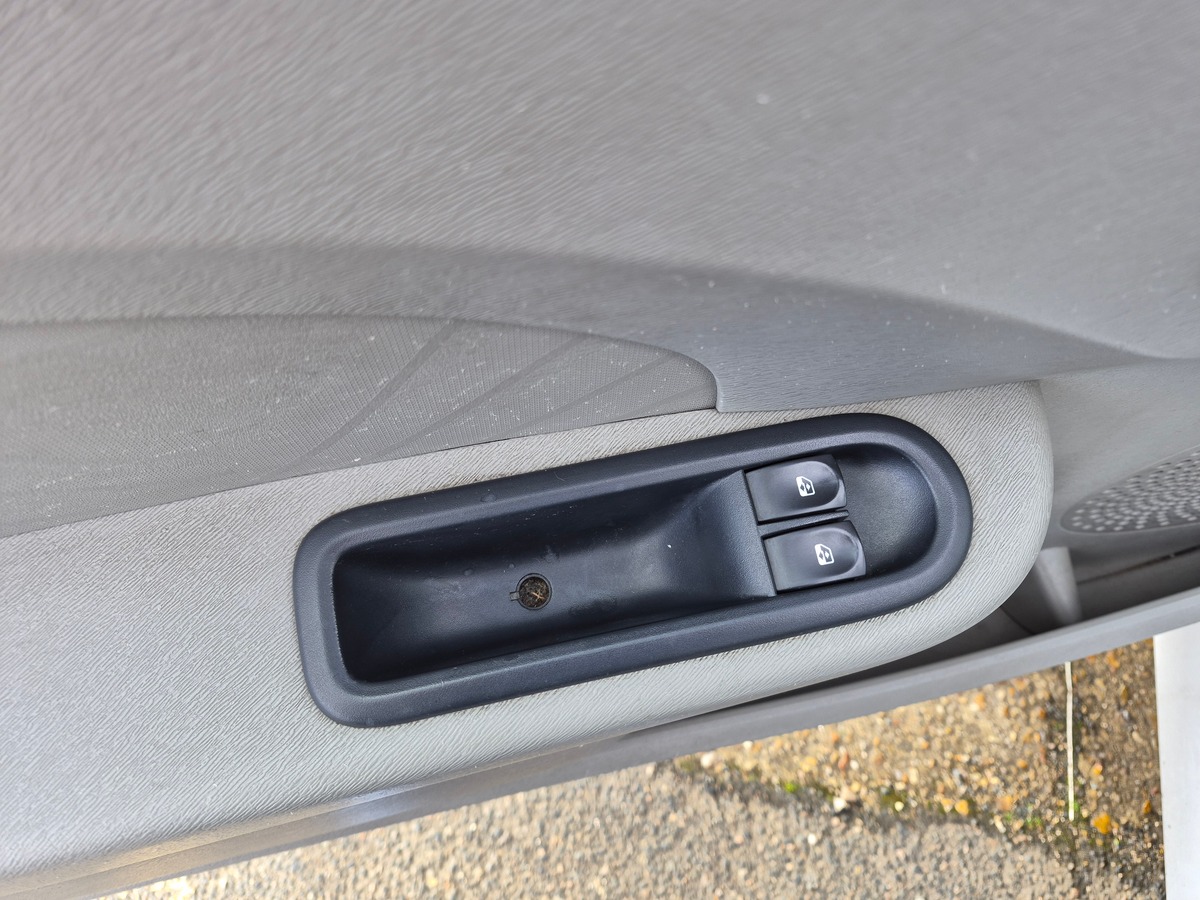 RENAULT Twingo II 1.2 60