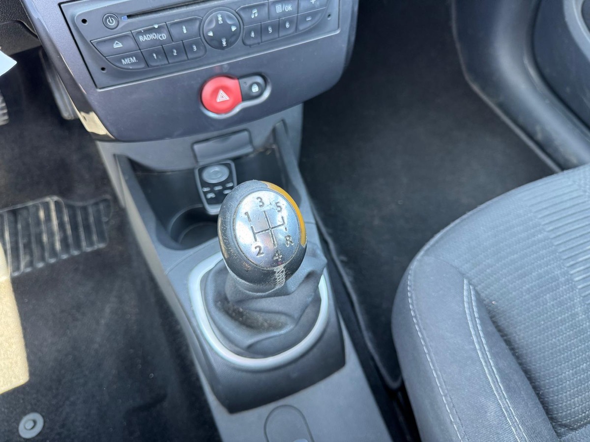 RENAULT Clio III estate 1.5 dci authentique - garantie