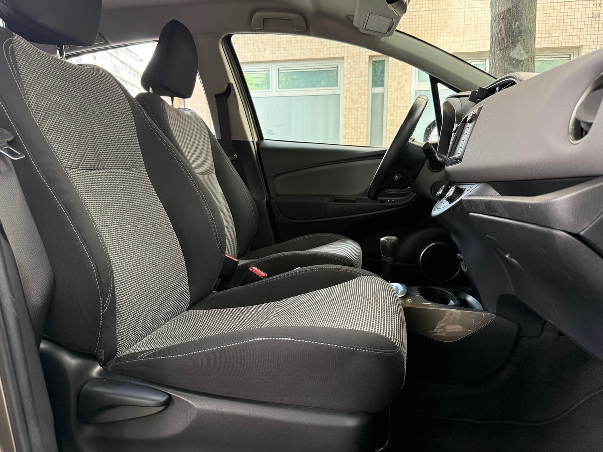 Toyota Yaris III Dynamic Business E-CVT 100h