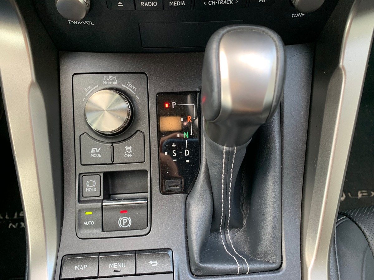 Lexus NX 300h 155 chevaux | Luxe | AWD | Caméra recul | Régulateur vitesse | GPS | Siéges chauffants
