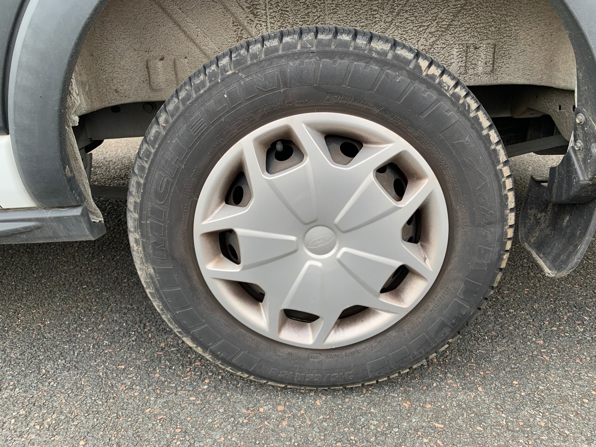 Ford TRANSIT 130 ch | Attelage | Régulateur de vitesse | Bluetooth | Plancher bois et latérale