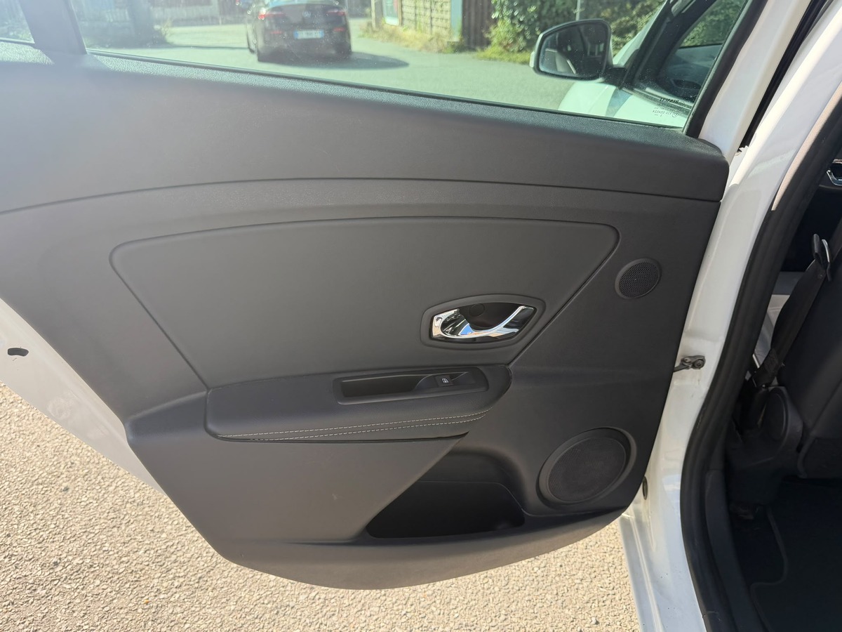 RENAULT Megane III Estate 1.5 dCi BOSE Edition-Crochet d'attelage - Distribution neuve- Garantie