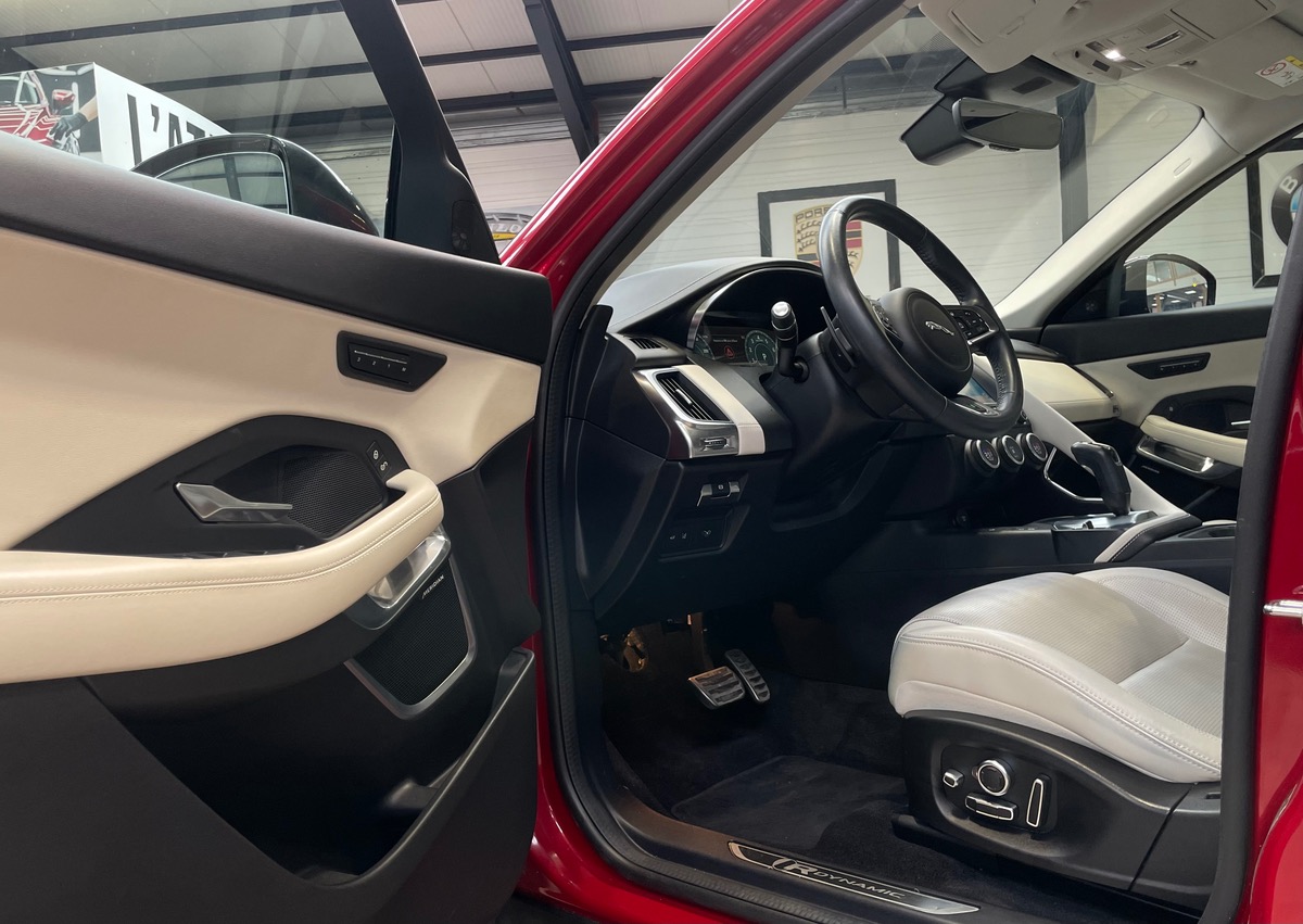 Jaguar E-Pace 2.0L P-250 AWD R-DYNAMIC HSE - TOIT PANO/VOLANT CHAUFFANT