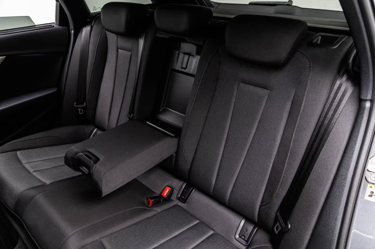 Audi A4 Avant V 40 TFSI 204ch S Line S tronic 7 Attelage Caméra Feux LED matrix