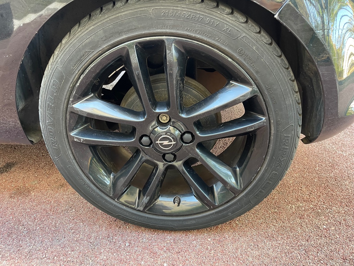 Opel Corsa 1.4 100 CV / Km Réel / Jantes Noires / Clim / Moteur à Chaine
