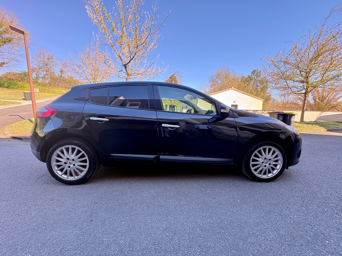 RENAULT Megane III - 1.9DCI 130CH - CARMINAT TOMTOM