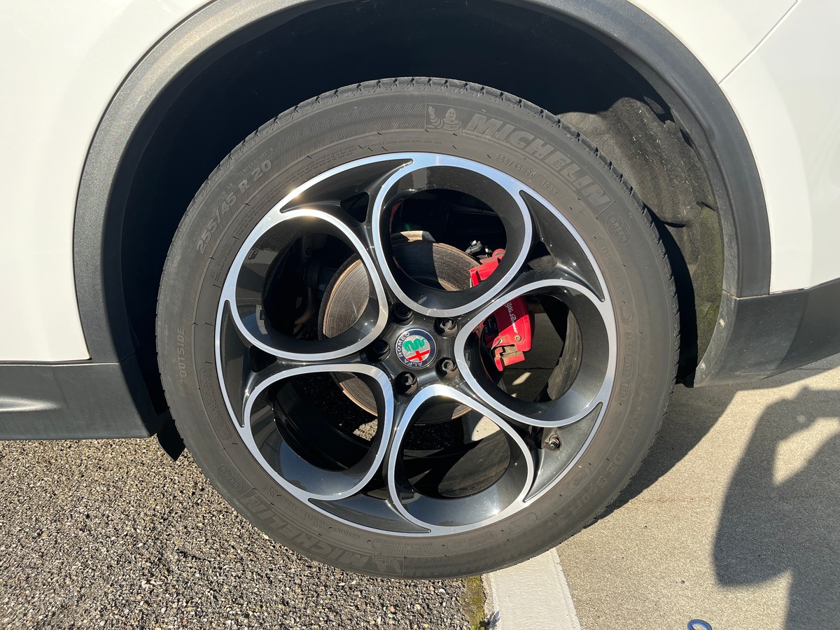 Alfa Romeo Stelvio 2.2 210CH Q4 SPORT EDITION, AT8, HAYON ELEC, CAMERA, MAINTIEN DANS LA VOIE