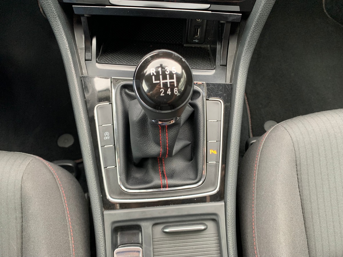 Volkswagen Golf 125 | Sound | Caméra recul | Régulateur | GPS | Apple car play | Attelage amovible