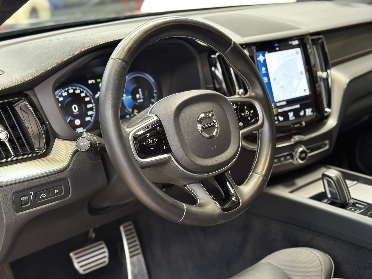 Volvo XC60 T6 AWD 253 + 87cv R-Design Geartronic / 1ère Main / Attelage / Toit Pano