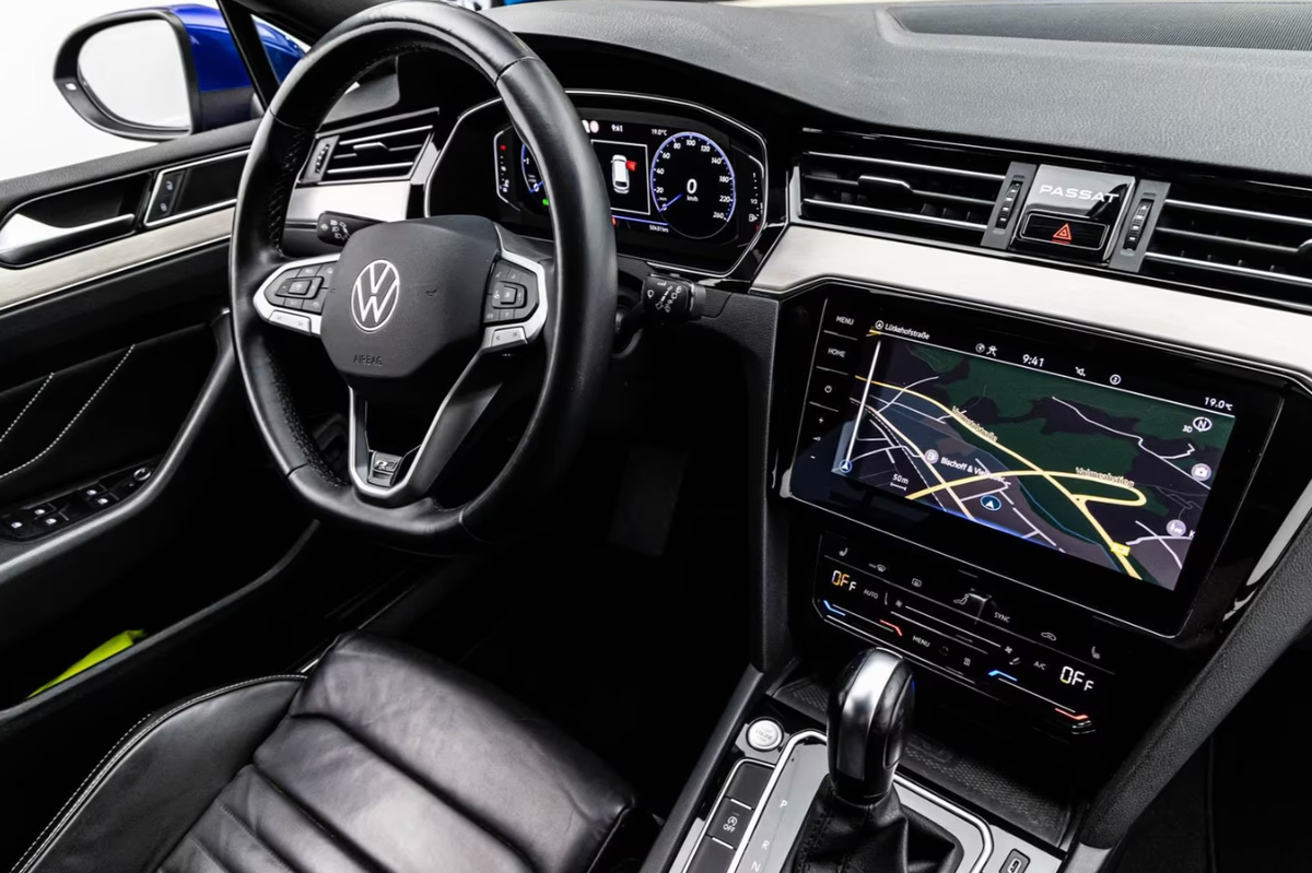 Volkswagen Passat SW VIII 2.0 TDI EVO 200ch R-Line 4Motion DSG7 Bleu Lapiz Attelage