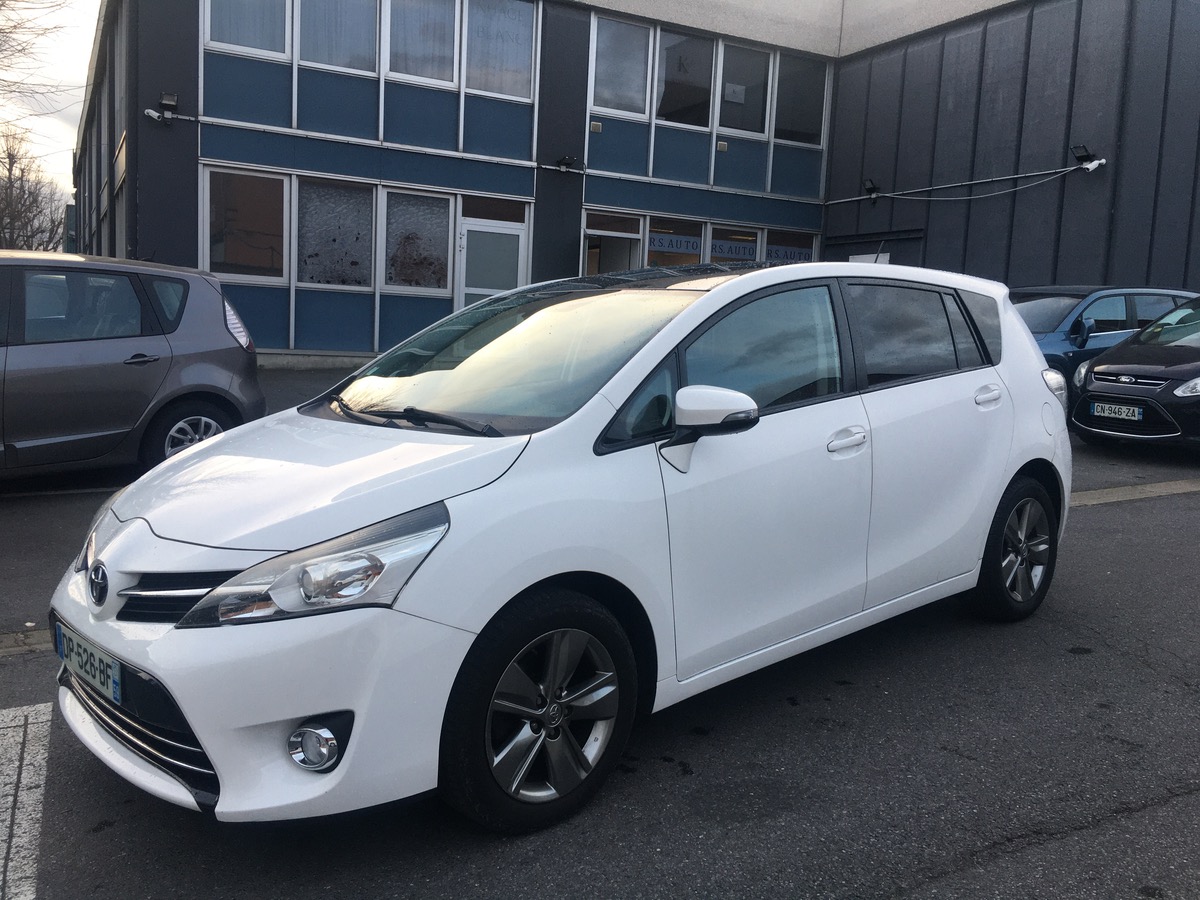 Toyota Verso 2.0 D-4D 112 CV 1r main 4XCB