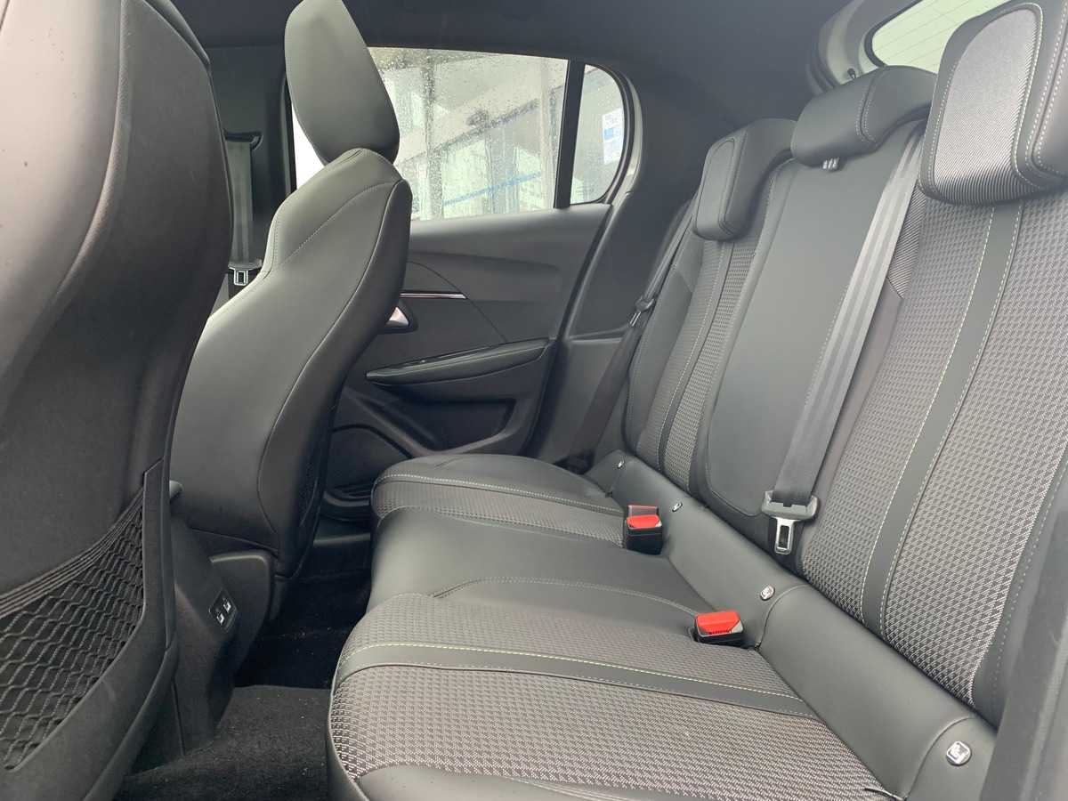 Peugeot 208 130 | GT | Toit panoramique | Caméra recul | Avertisseur angles morts | Apple car play