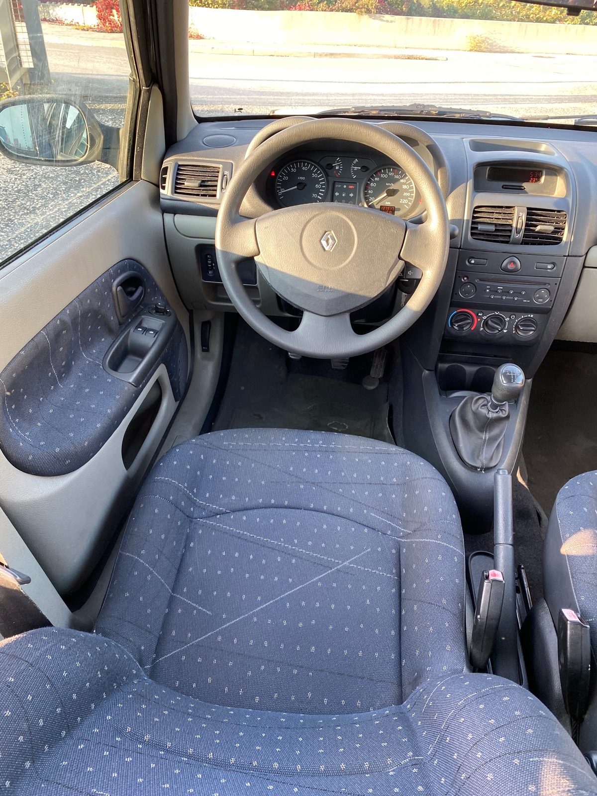 RENAULT Clio II Phase 2 1.4i 100CH DISTRIB NEUVE TRES BONNE ÉTAT