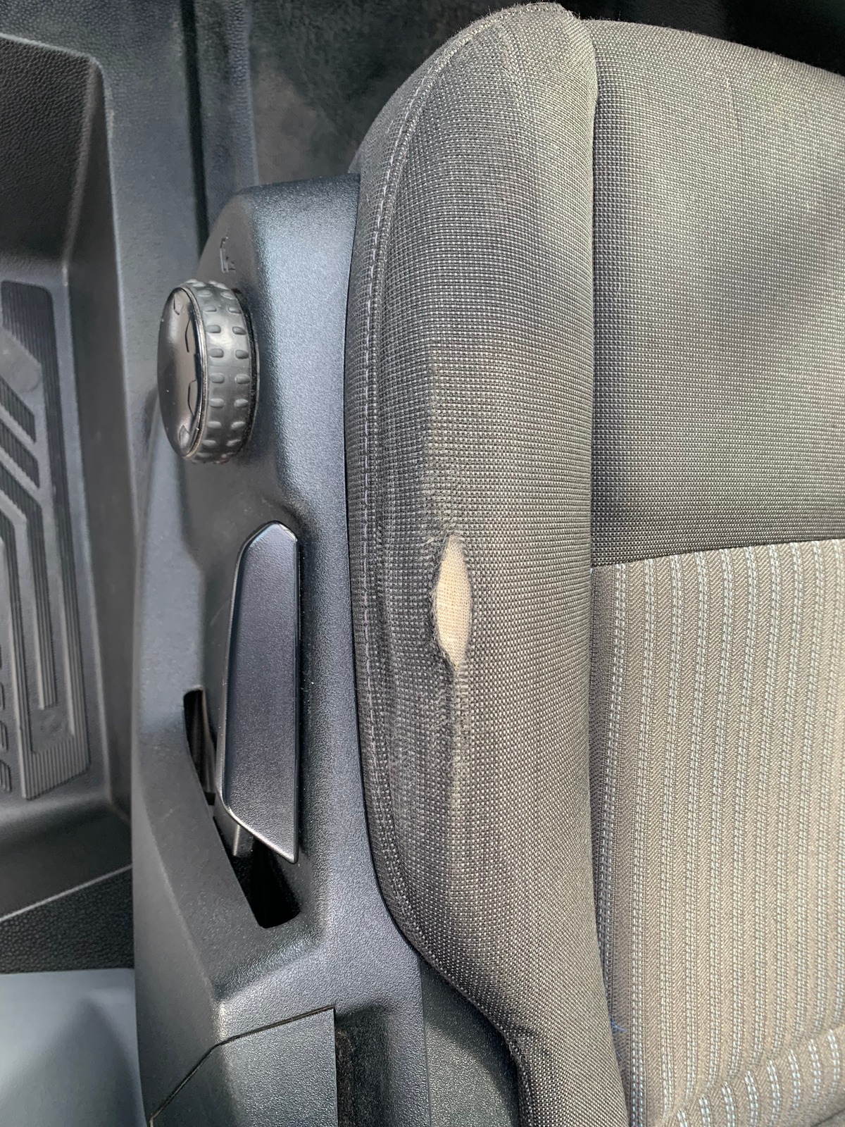 Ford TRANSIT 130 ch | Attelage | Régulateur de vitesse | Bluetooth | Plancher bois et latérale