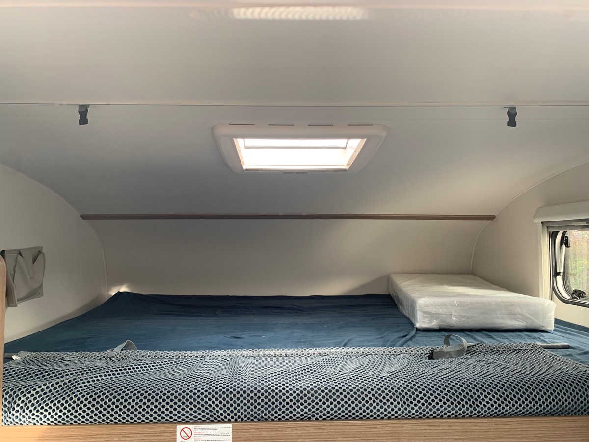 Capron A 140 ch | CAMERA DE RECUL |  LITS SUPPERPOSES | STORE EXTERIEUR | Climatisation manuelle