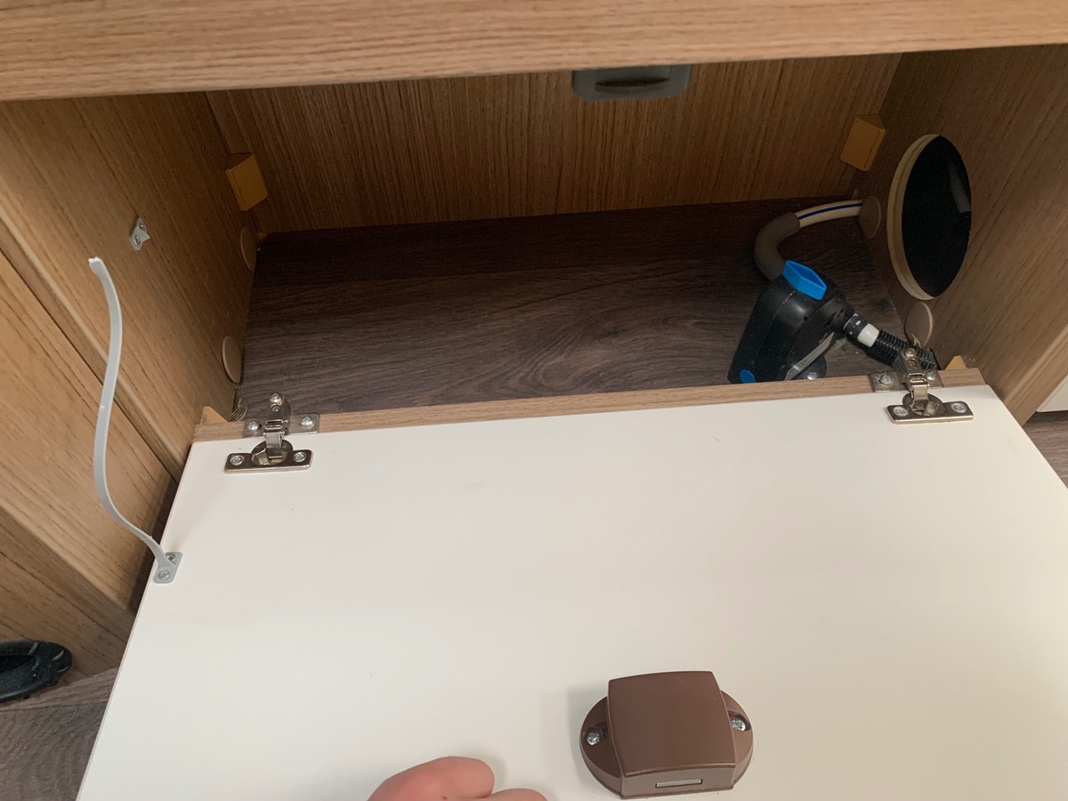 Capron A 140 ch | CAMERA DE RECUL |  LITS SUPPERPOSES | STORE EXTERIEUR | Climatisation manuelle