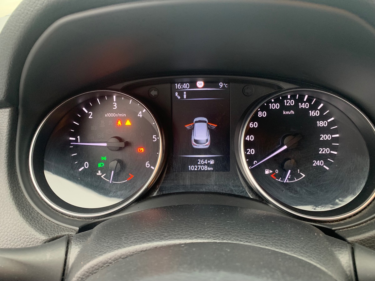 Nissan Qashqai 130 ch | Tekna | Toit Panoramique | Caméra 360° | GPS | Attelage | Barres de Toit