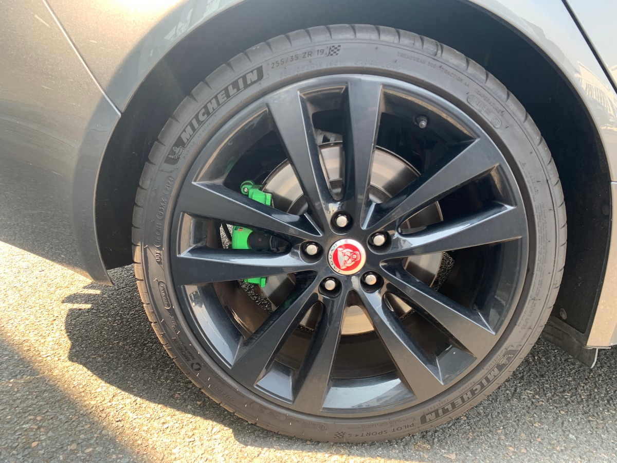 Jaguar XE 240 chevaux | R Sport | GPS | Régulateur de vitesse | Toit ouvrant | Audio MERIDIAN | Cuir