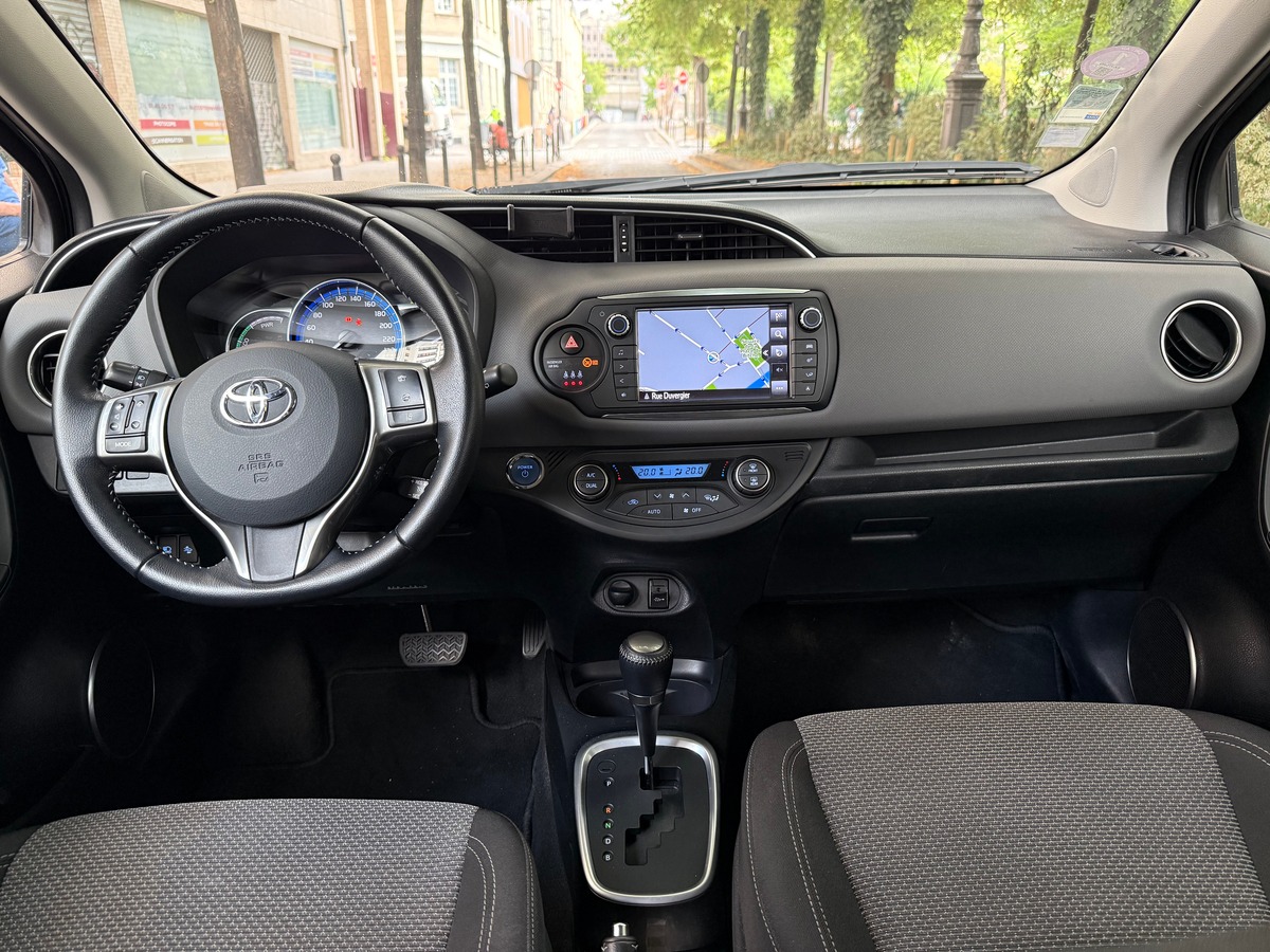 Toyota Yaris III Dynamic Business E-CVT 100h
