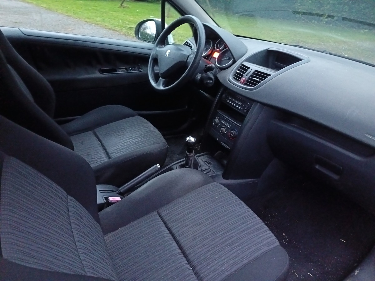 Peugeot 208 1.6l hdi 70 ch 2 places Vendu en l'état roulant