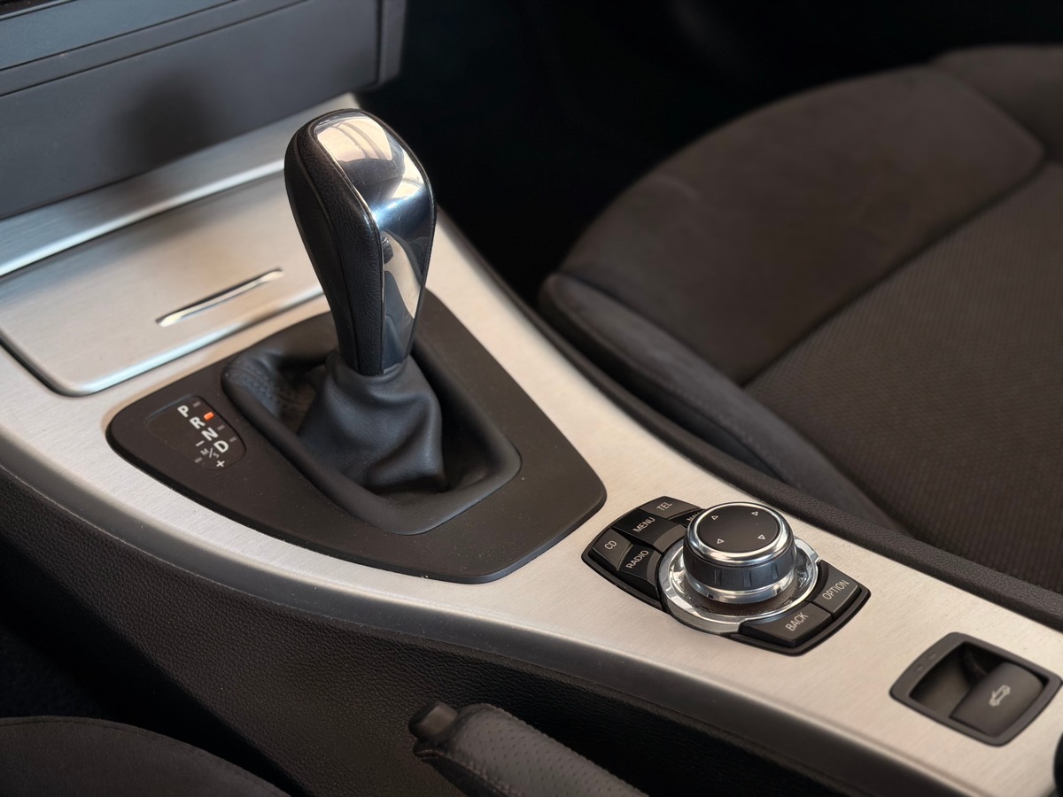 Bmw Série 3 Cabriolet Sport Design (E93) LCI 320d 2.0 d 184 cv Boîte auto - Sièges Alcantara