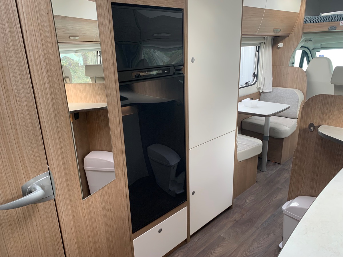 Capron A 140 ch | CAMERA DE RECUL |  LITS SUPPERPOSES | STORE EXTERIEUR | Climatisation manuelle