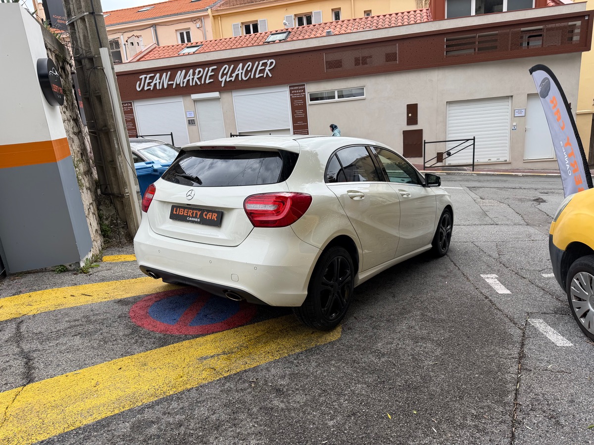 Mercedes Benz Classe A 200 1.6 i 156 CV / Jantes Noires / Pack Black / Sensation / Caméra de Recul