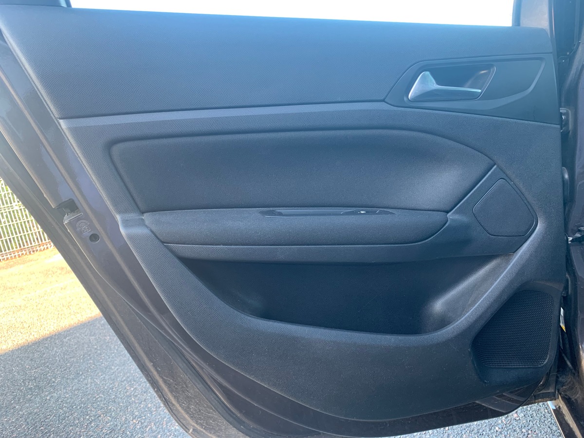 Peugeot 308 115 chevaux | Toit panoramique | Régulateur de vitesse | GPS | Attelage