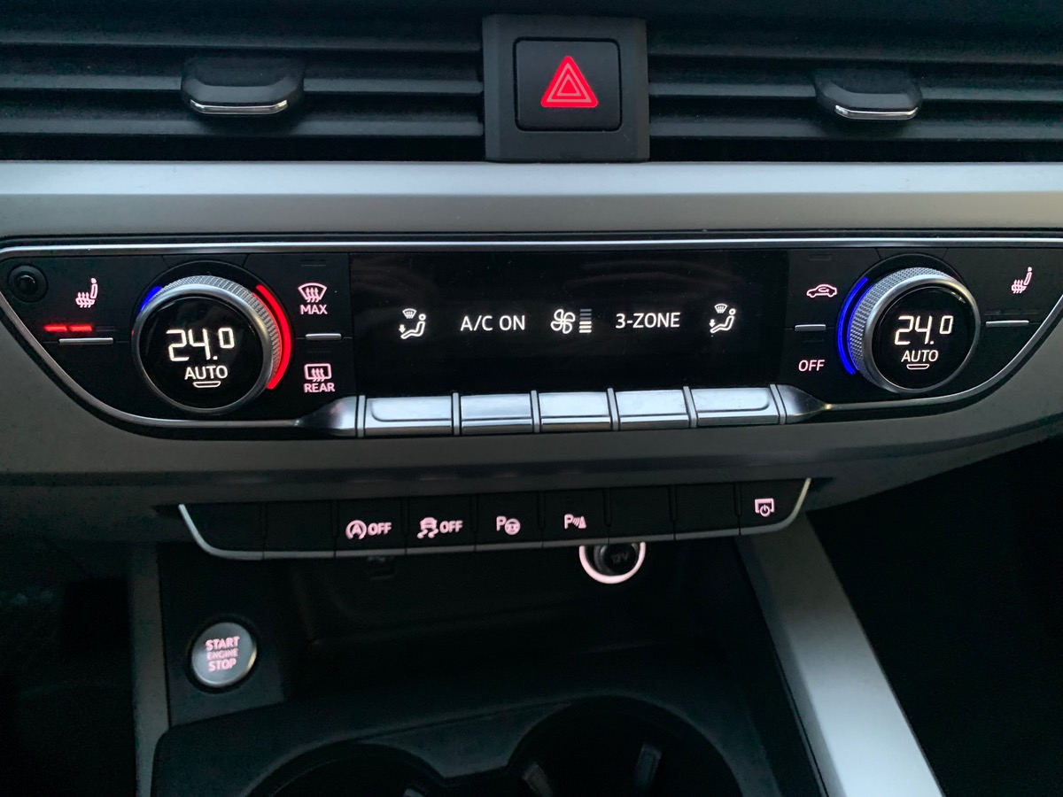 Audi A4 Avant 150 ch | Caméra 360° | Virtual cockpit |  Attelage amovible | Sièges chauffants