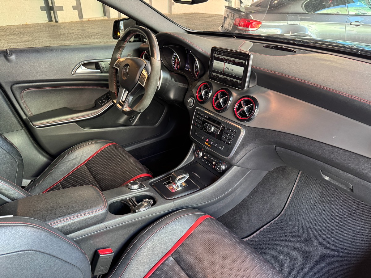 Mercedes-Benz GLA 45 AMG | Noir Cosmos | Toit Ouvrant | Sièges Perf | Keyless | Garantie 12 Mois