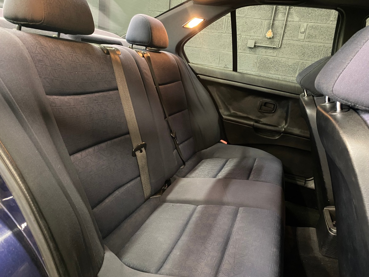 Bmw Série 3 E36 328i Berline Pack M individuel 193cv Toit Ouvrant