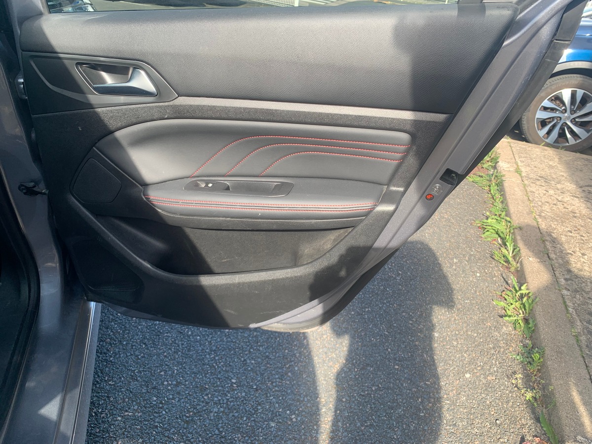 Peugeot 308 130 ch | GT Line | Toit panoramique | Apple car play | Avertisseur angles morts | Radars