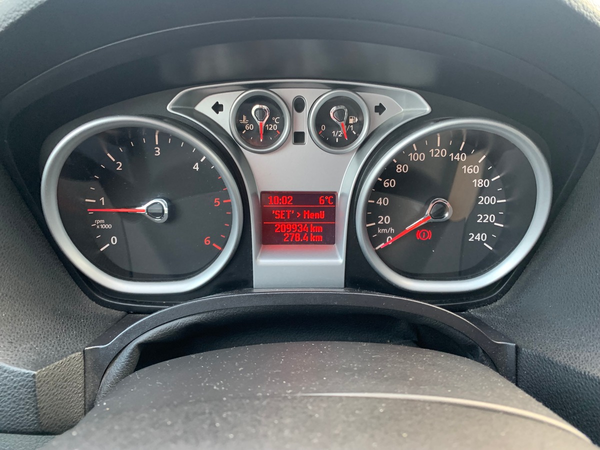 Ford Kuga 140 | TREND | Radar de stationnement avant arriére | Attelage | Climaisation | Jantes 17''