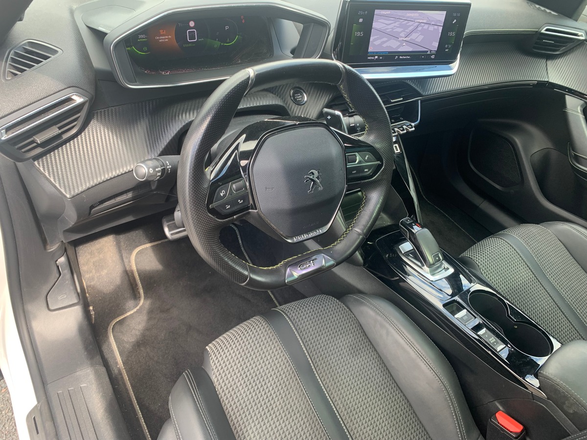Peugeot 2008 130 chevaux | GT Line | Toit ouvrant panoramique | Apple car Play | Attelage