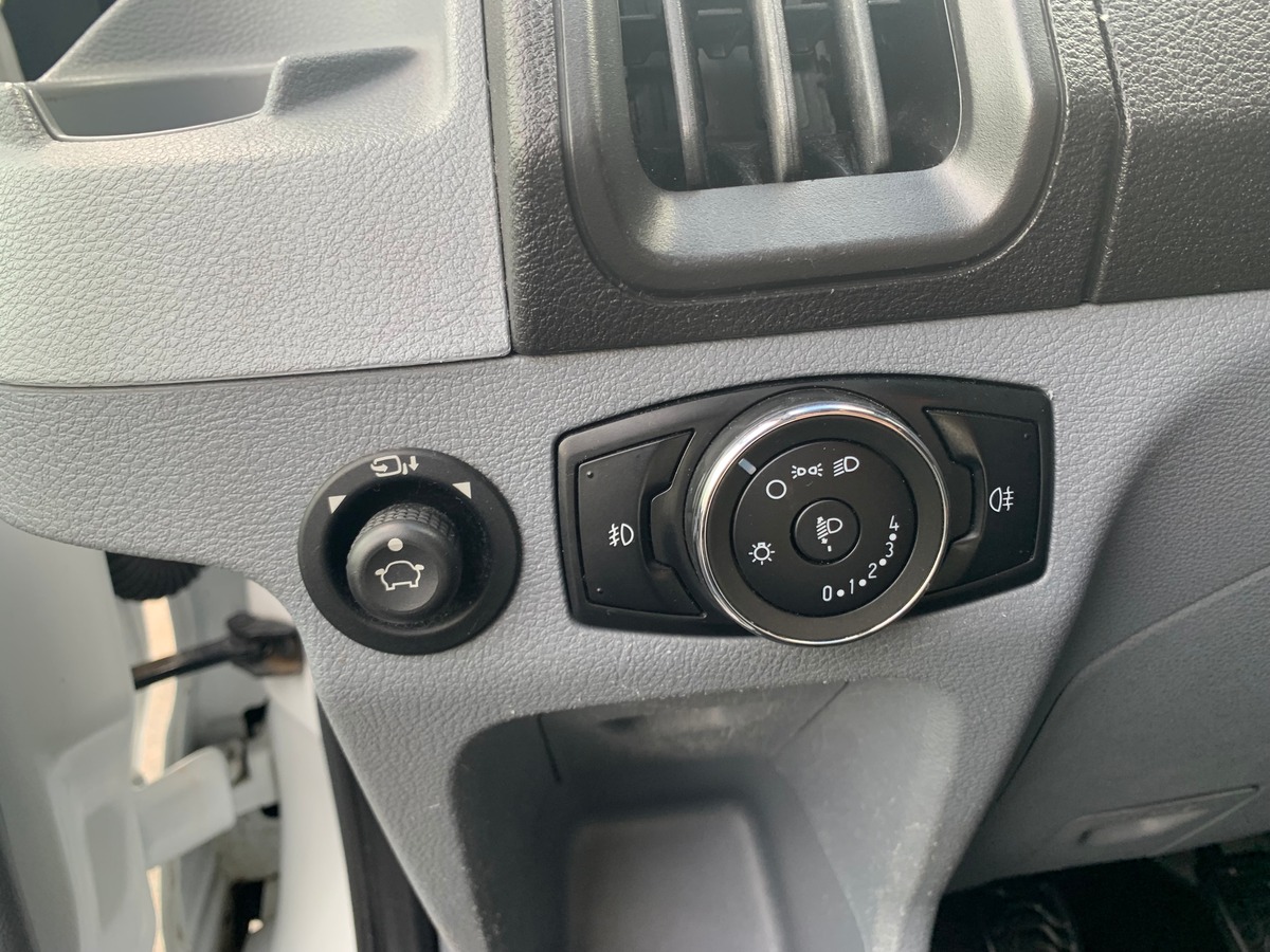 Ford TRANSIT 130 ch | Attelage | Régulateur de vitesse | Bluetooth | Plancher bois et latérale