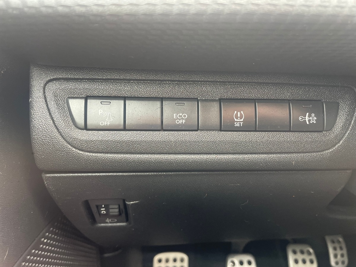 Peugeot 2008 110 cv TOIT PANORAMIQUE - SIEGE CHAUFFANT -  CLIMATISATION AUTO - RADAR DE RECUL