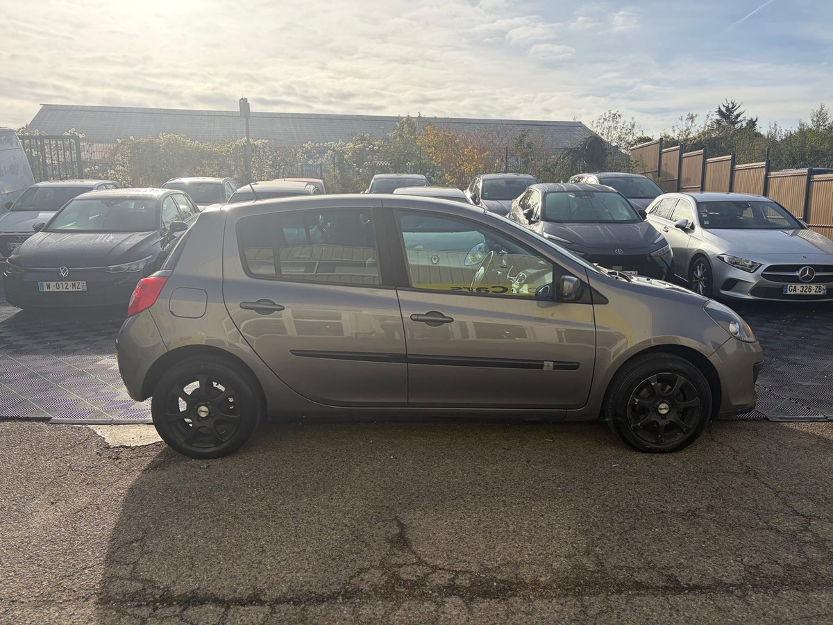 RENAULT Clio III 1.2 75 ch - IDEAL JEUNE PERMIS - CLIMATISATION - BLUETOOTH - PRISE USB