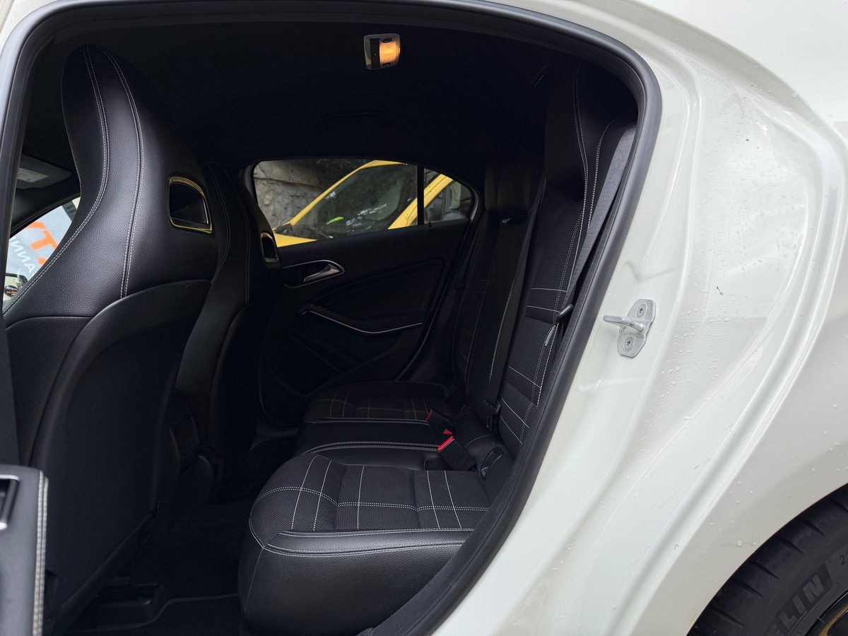 Mercedes Benz Classe A 200 1.6 i 156 CV / Jantes Noires / Pack Black / Sensation / Caméra de Recul