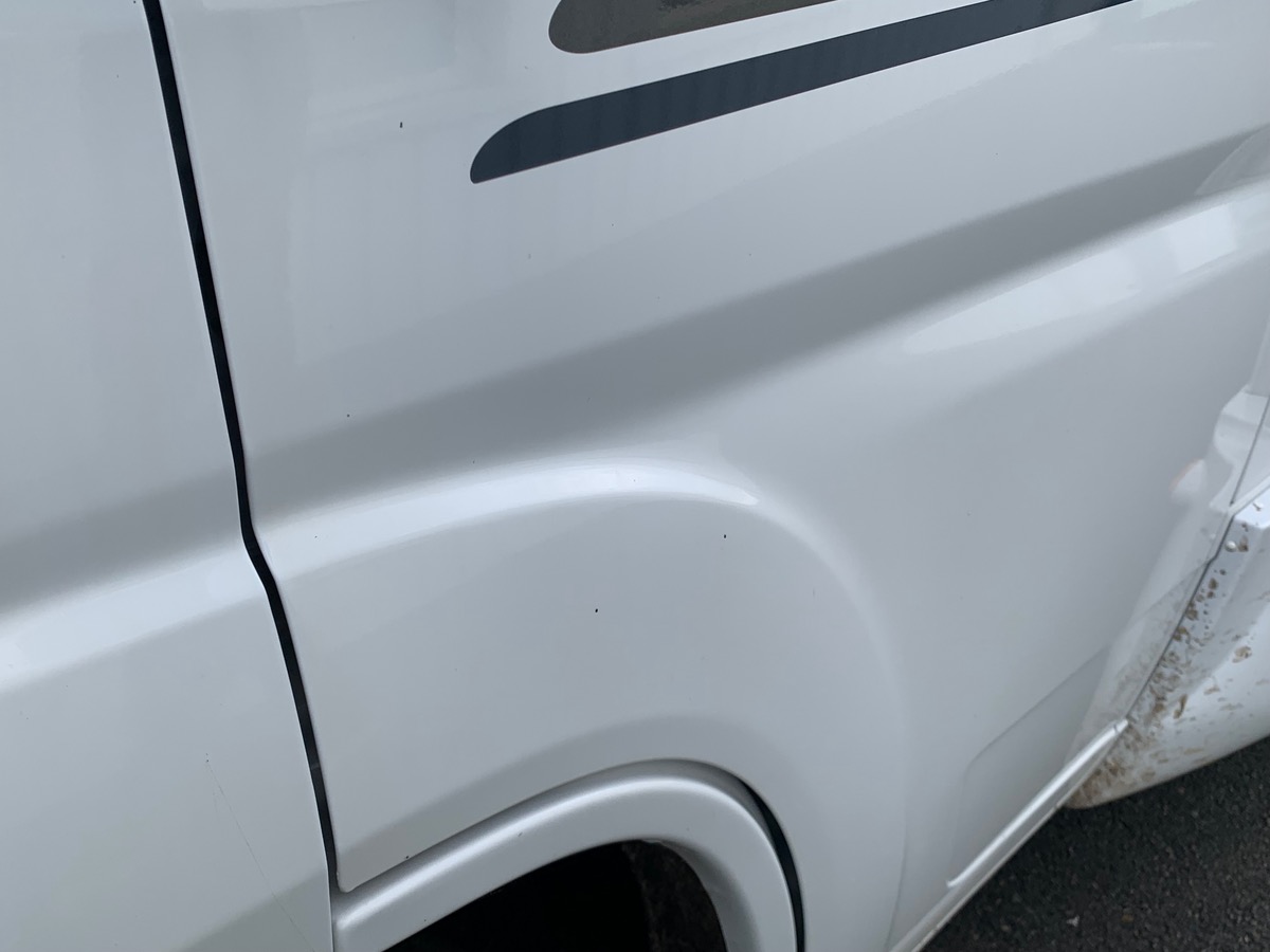 Capron A 140 ch | CAMERA DE RECUL |  LITS SUPPERPOSES | STORE EXTERIEUR | Climatisation manuelle