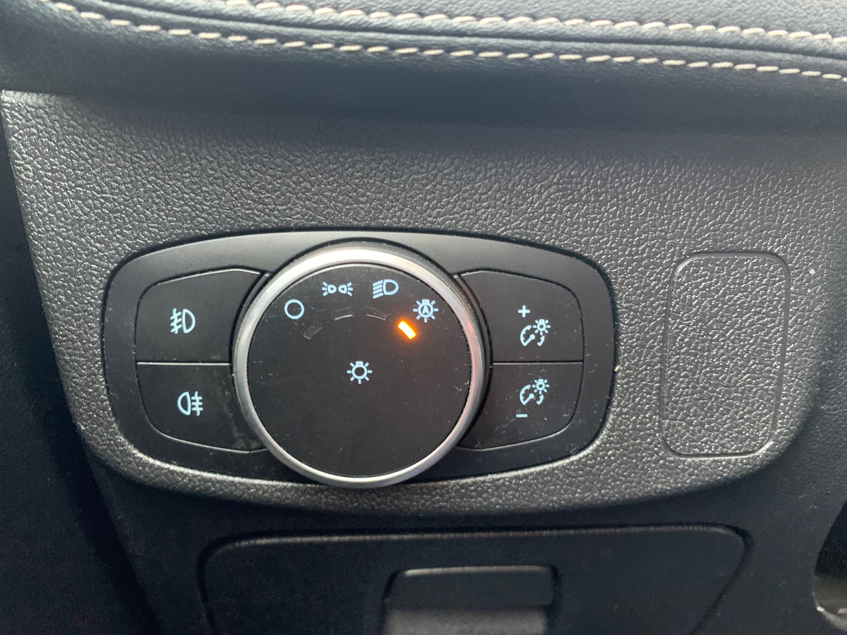 Ford FOCUS SW 120 ch | Vignale | Toit ouvrant panoramique | Apple car play Android auto | Attelage