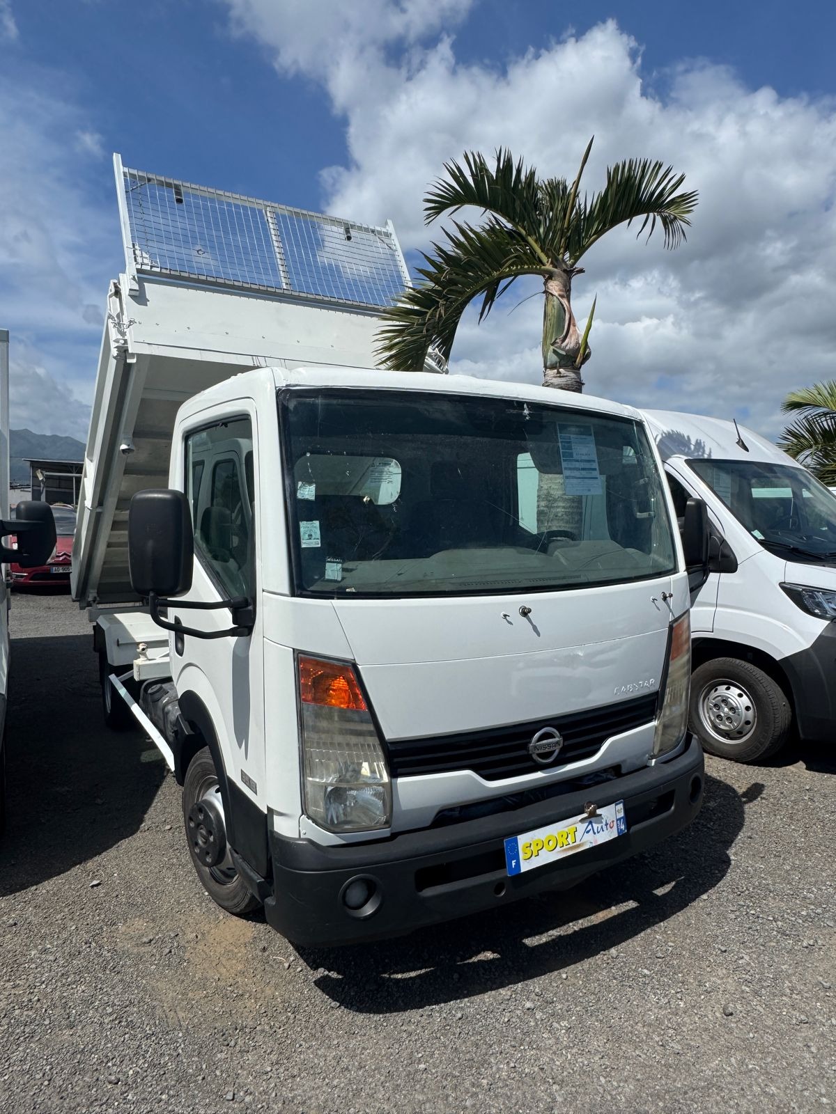 Nissan Cabstar BENNE VENDU EN ETAT PARE-BRISE A CHANGER SPORT AUTO