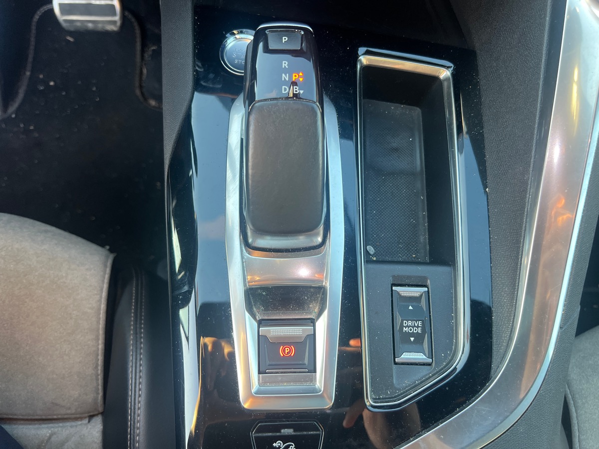 Peugeot 3008 HYbrid4 300cv GT EAT8, SUIVI COMPLET PEUGEOT, TOIT OUVRANT, SIEGES CHAUFFANTS/ MASSANTS