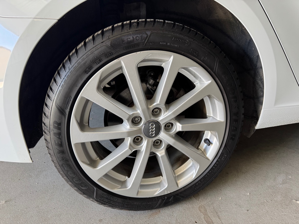 Audi A3 1.6 tdi S tronic / Xénons / Radar de stationnement Av Ar