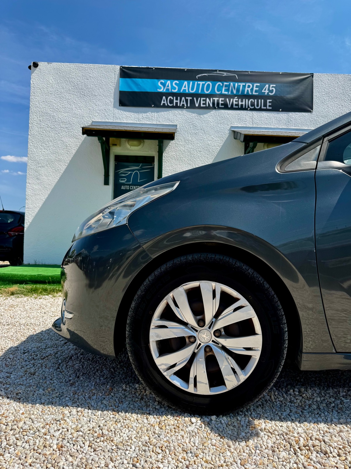 Peugeot 208 1.2 VTi 82 CV BVM5 ALLURE DISTRIBUTION FAITE  / SUIVI CONCESSION