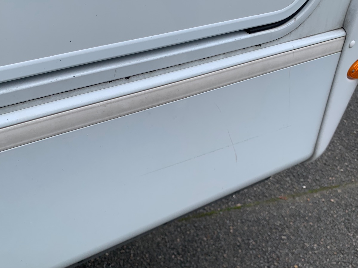 Capron A 140 ch | CAMERA DE RECUL |  LITS SUPPERPOSES | STORE EXTERIEUR | Climatisation manuelle