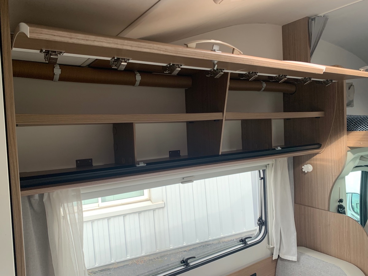 Capron A 140 ch | CAMERA DE RECUL |  LITS SUPPERPOSES | STORE EXTERIEUR | Climatisation manuelle