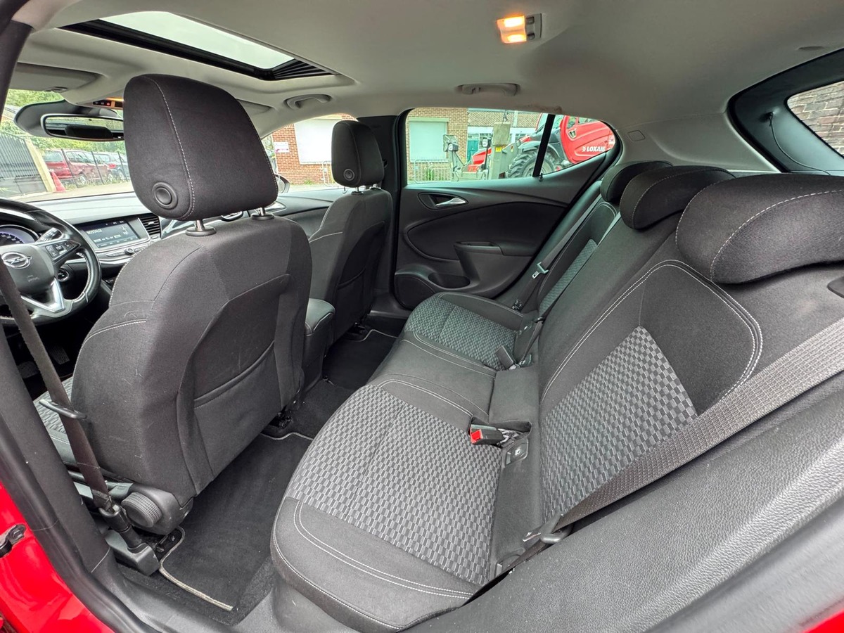 Opel Astra 1.6 CDTI 135 Dynamic- Crochet d'attelage- Toit ouvrant- Révisé - Garantie