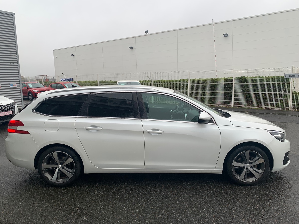 Peugeot 308 SW 130 ch | Allure | Régulateur vitesse | Mirror Screen | Attelage | Radars stationnement